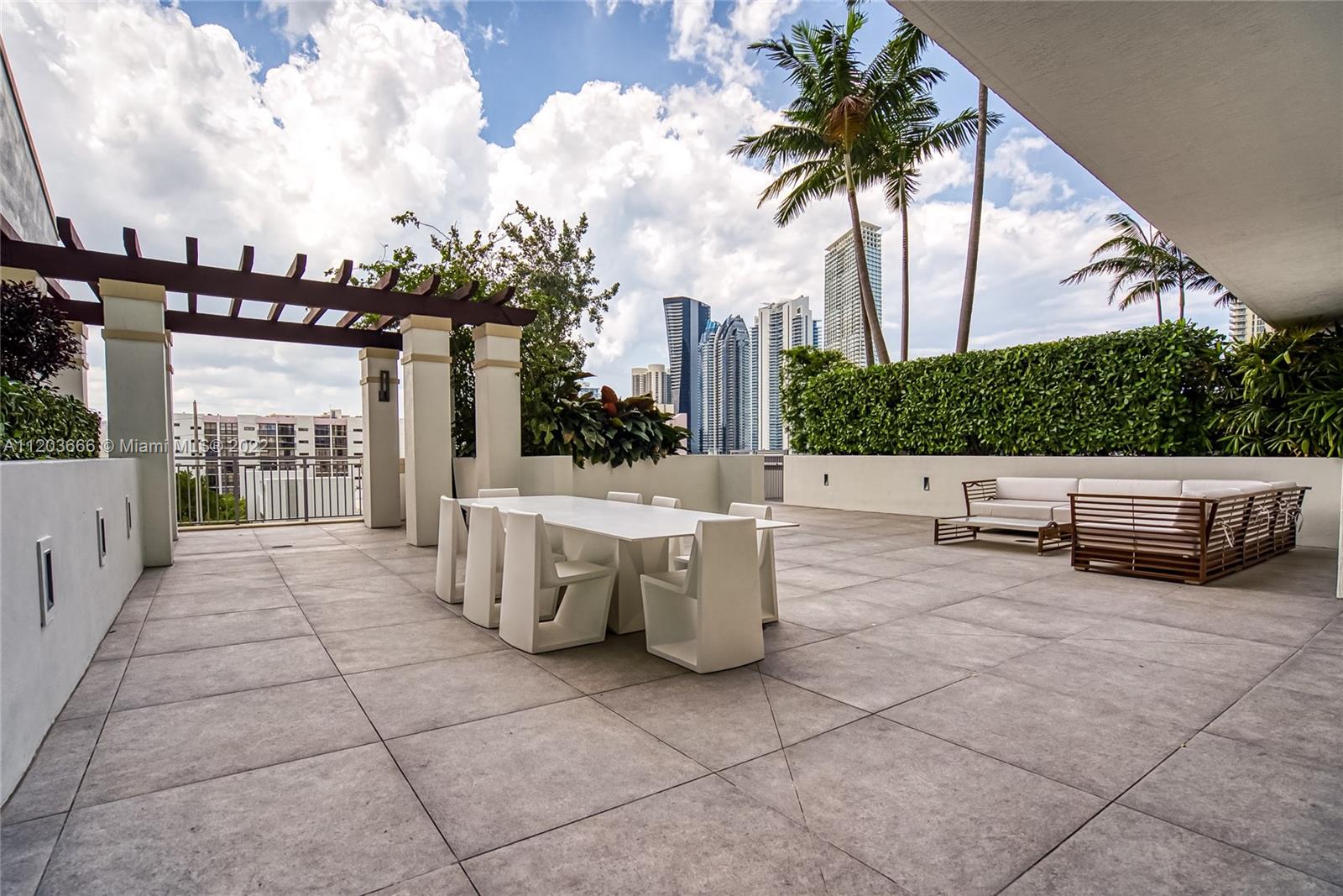 See details 330 3 / 4 1892 sq. ft. $ 2025-08-25 0 Photo