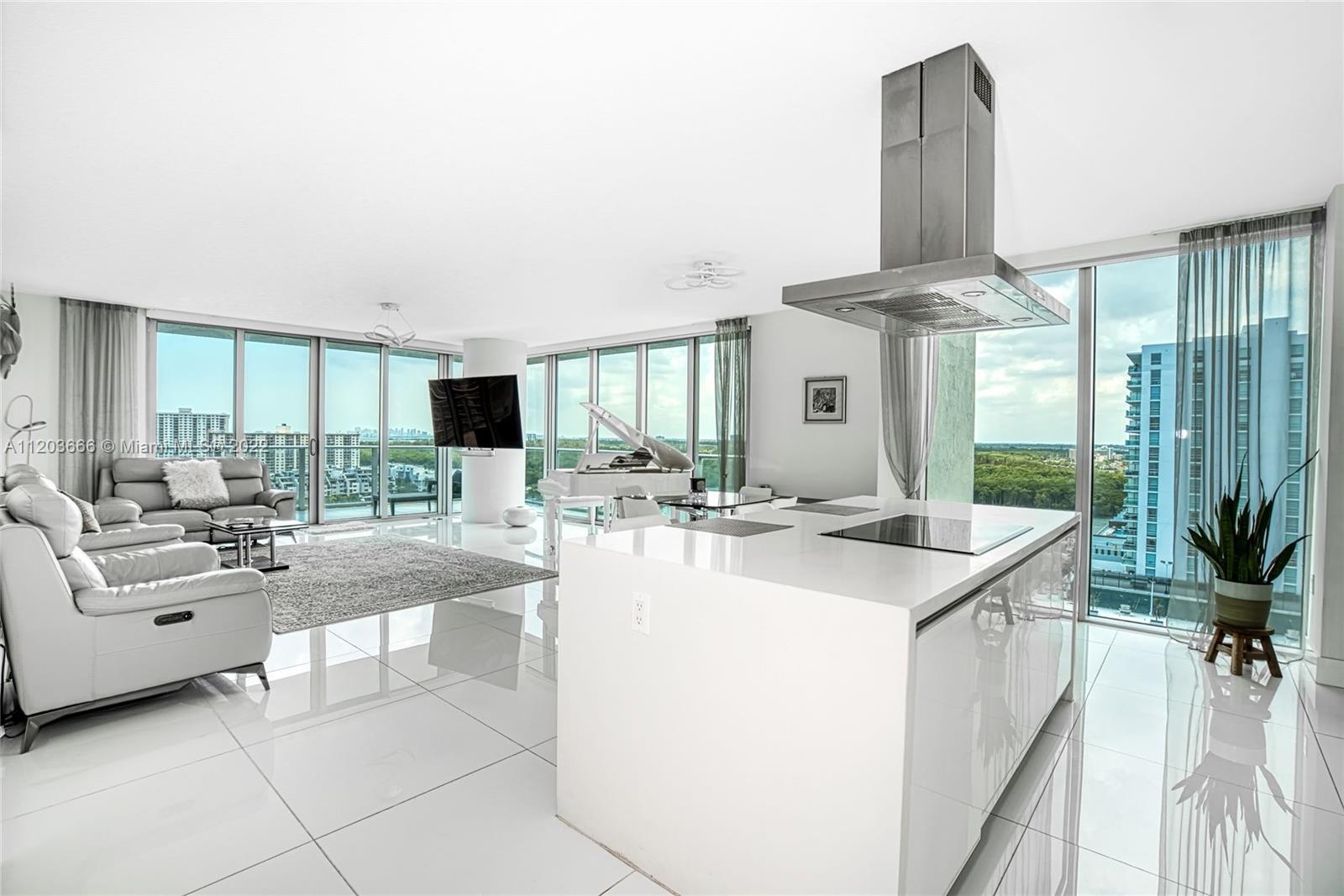 See details 330 3 / 4 1892 sq. ft. $ 2025-08-25 0 Photo