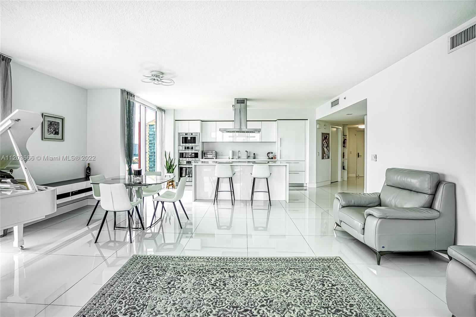 See details 330 3 / 4 1892 sq. ft. $ 2025-08-25 0 Photo