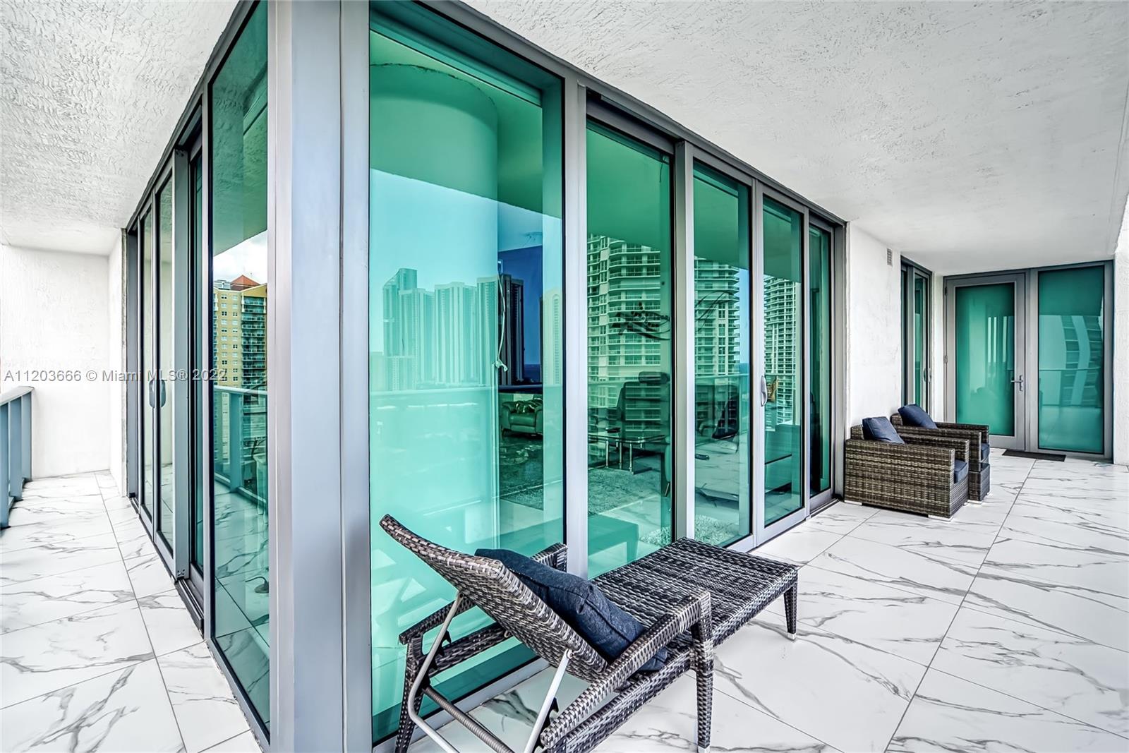 See details 330 3 / 4 1892 sq. ft. $ 2025-08-25 0 Photo
