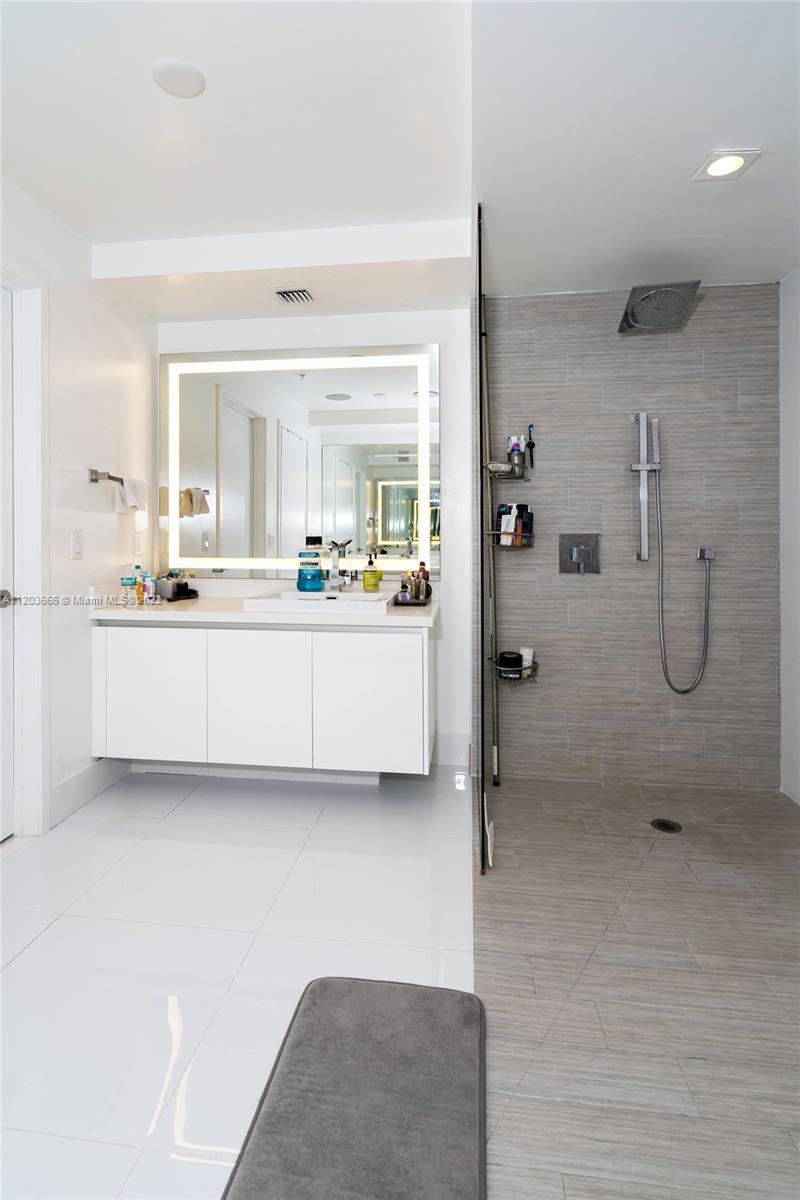 See details 330 3 / 4 1892 sq. ft. $ 2025-08-25 0 Photo