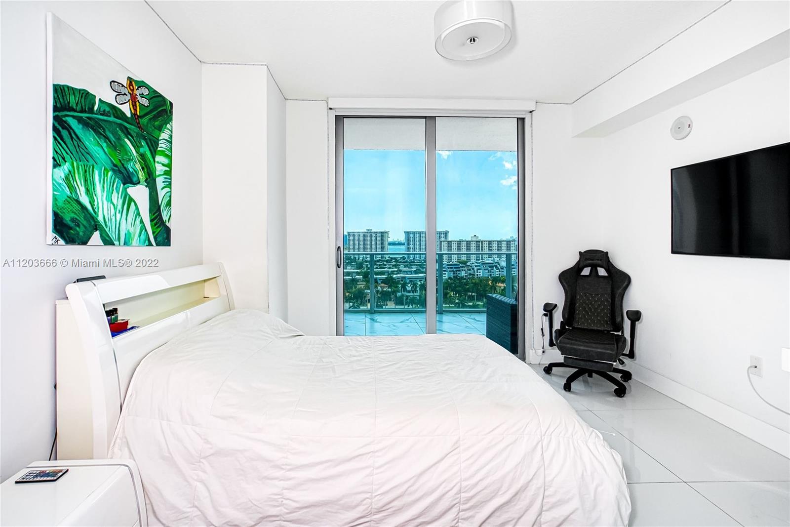 See details 330 3 / 4 1892 sq. ft. $ 2025-08-25 0 Photo