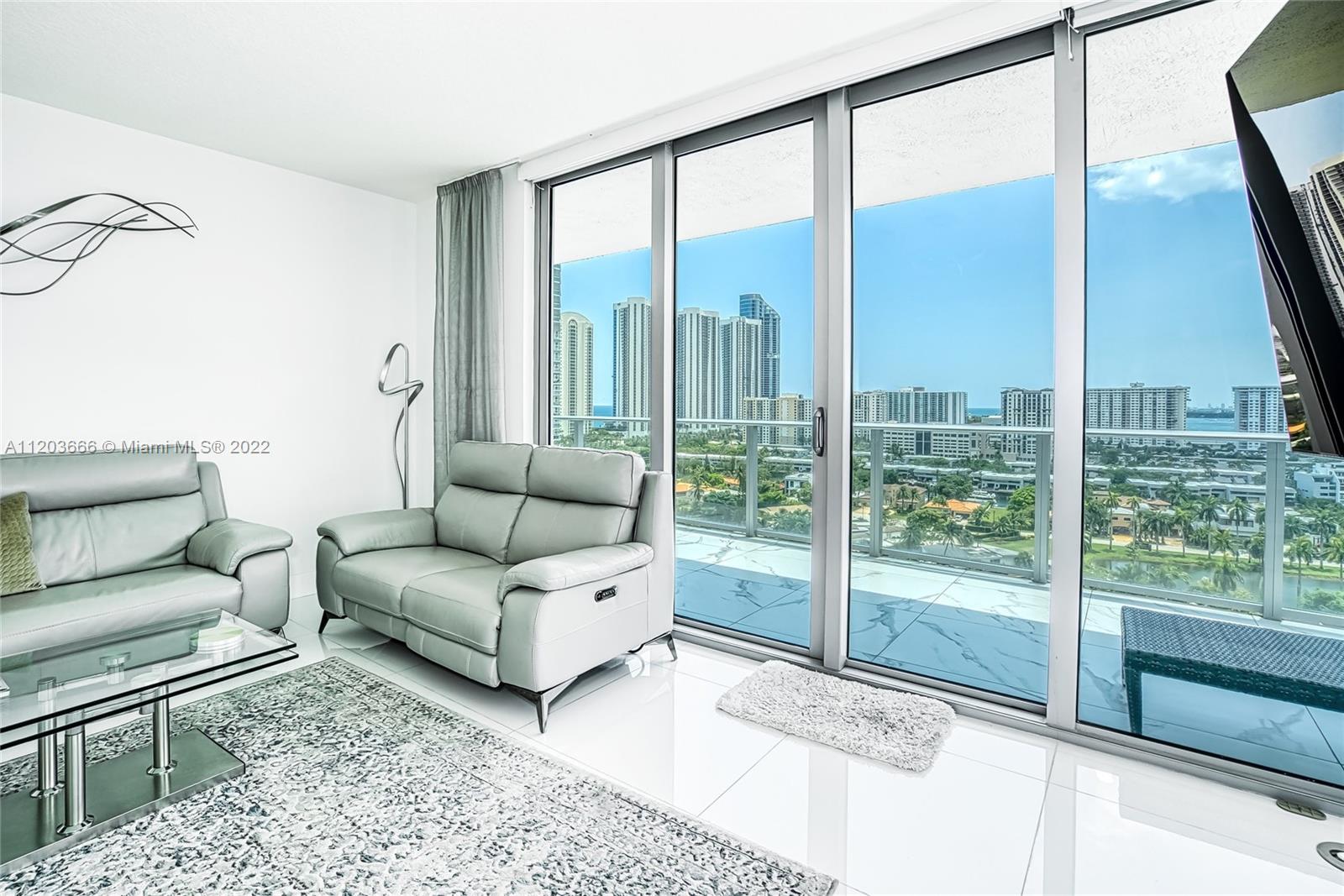 See details 330 3 / 4 1892 sq. ft. $ 2025-08-25 0 Photo
