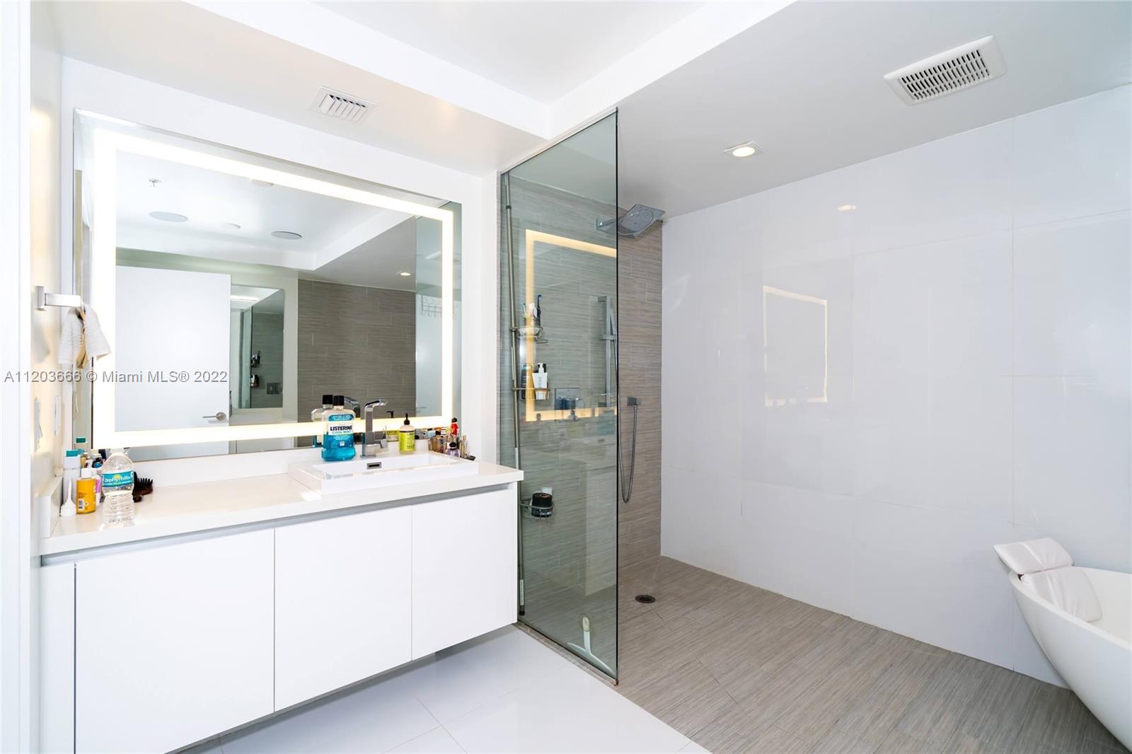 See details 330 3 / 4 1892 sq. ft. $ 2025-08-25 0 Photo