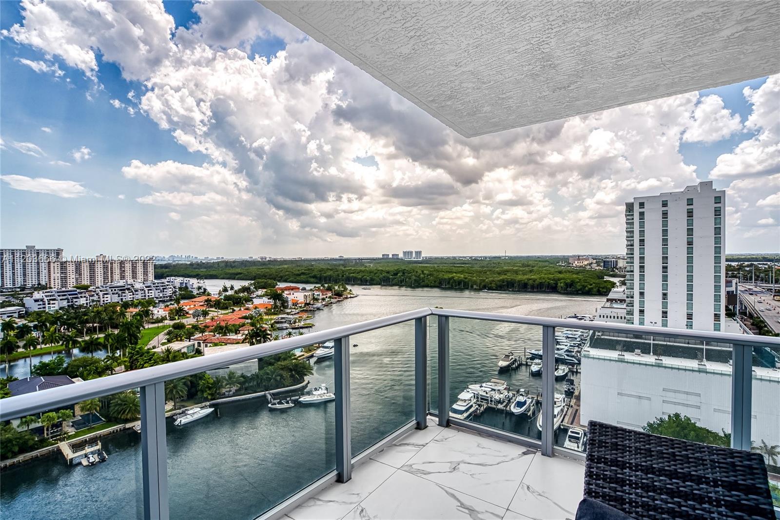 See details 330 3 / 4 1892 sq. ft. $ 2025-08-25 0 Photo