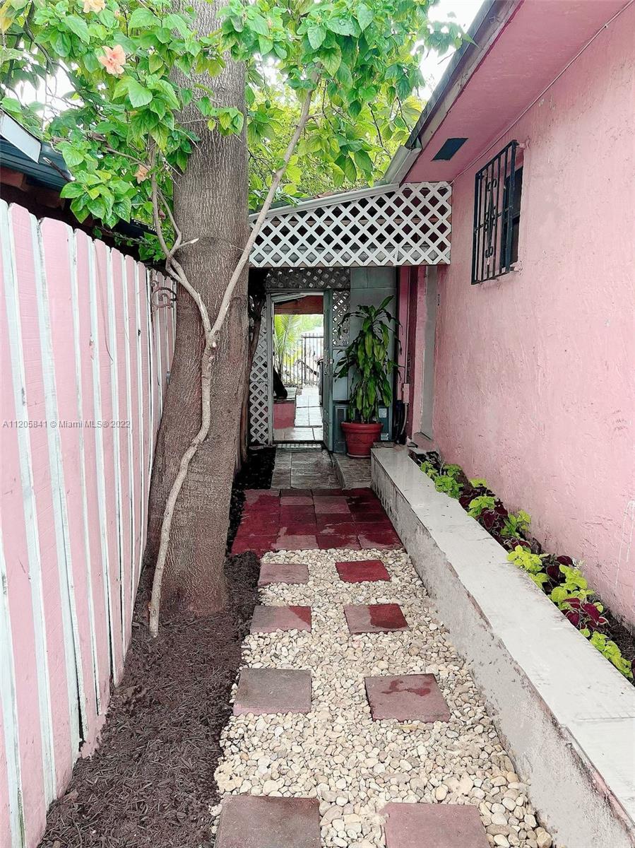 See details / 1960 sq. ft. $ 2022-07-06 0 Photo