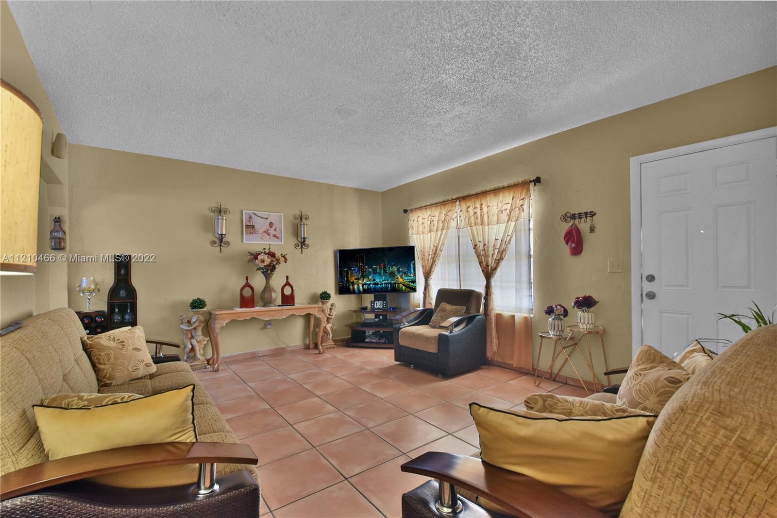See details / 2432 sq. ft. $ 2022-05-22 0 Photo