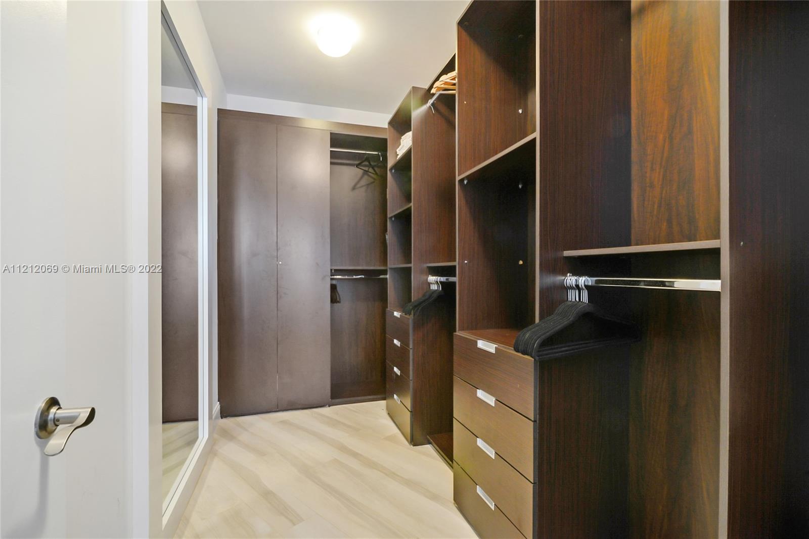 Ver detalles 3907 3 / 3 2106 sq. ft. $ 2022-07-06 0 foto