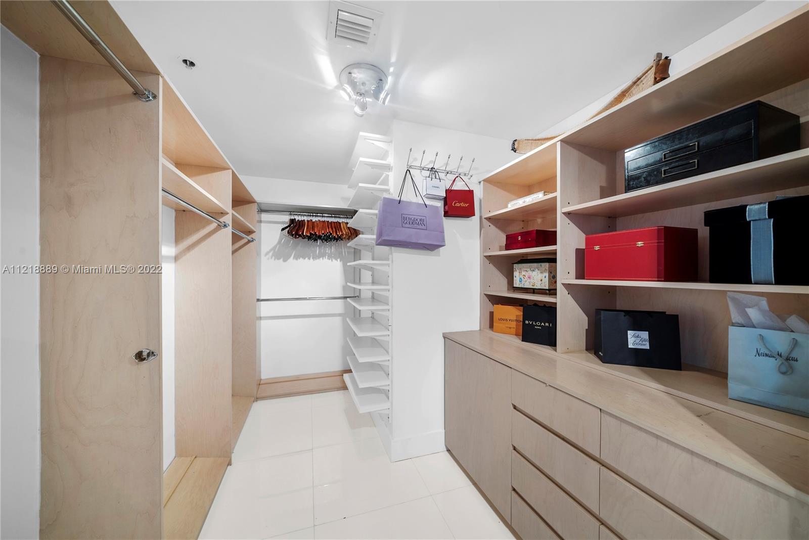 Ver detalles 1803 2 / 3 2005 sq. ft. $ 2022-10-26 0 foto