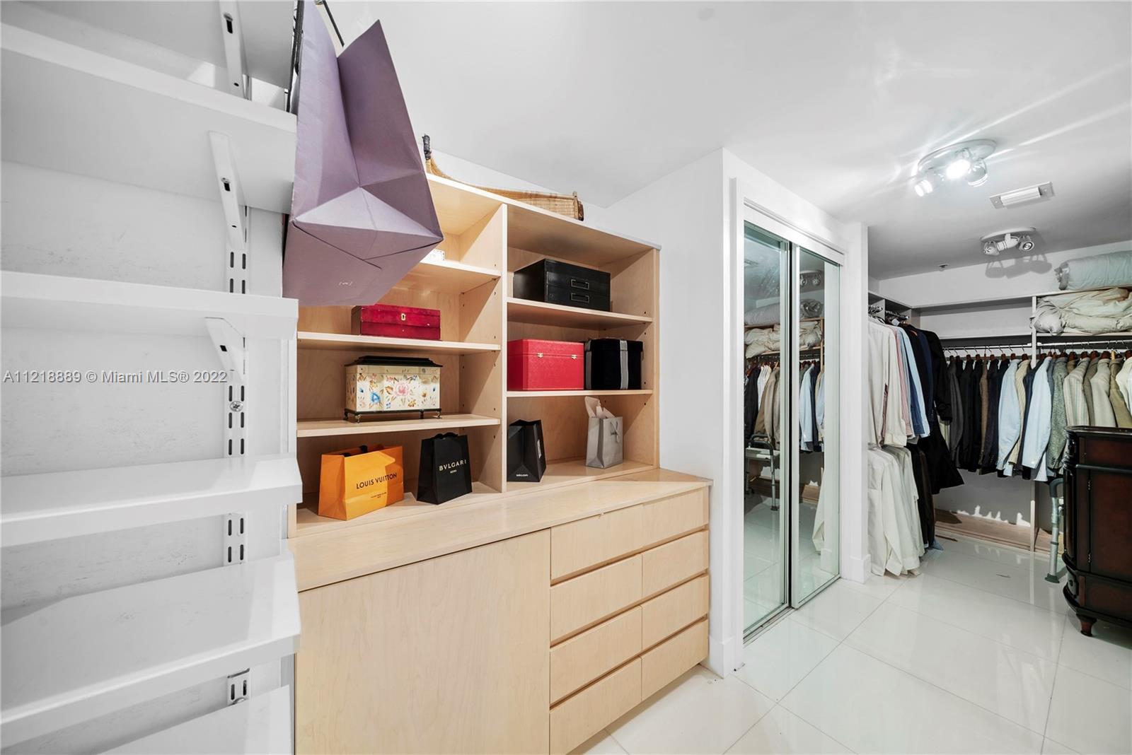 Ver detalles 1803 2 / 3 2005 sq. ft. $ 2022-10-26 0 foto