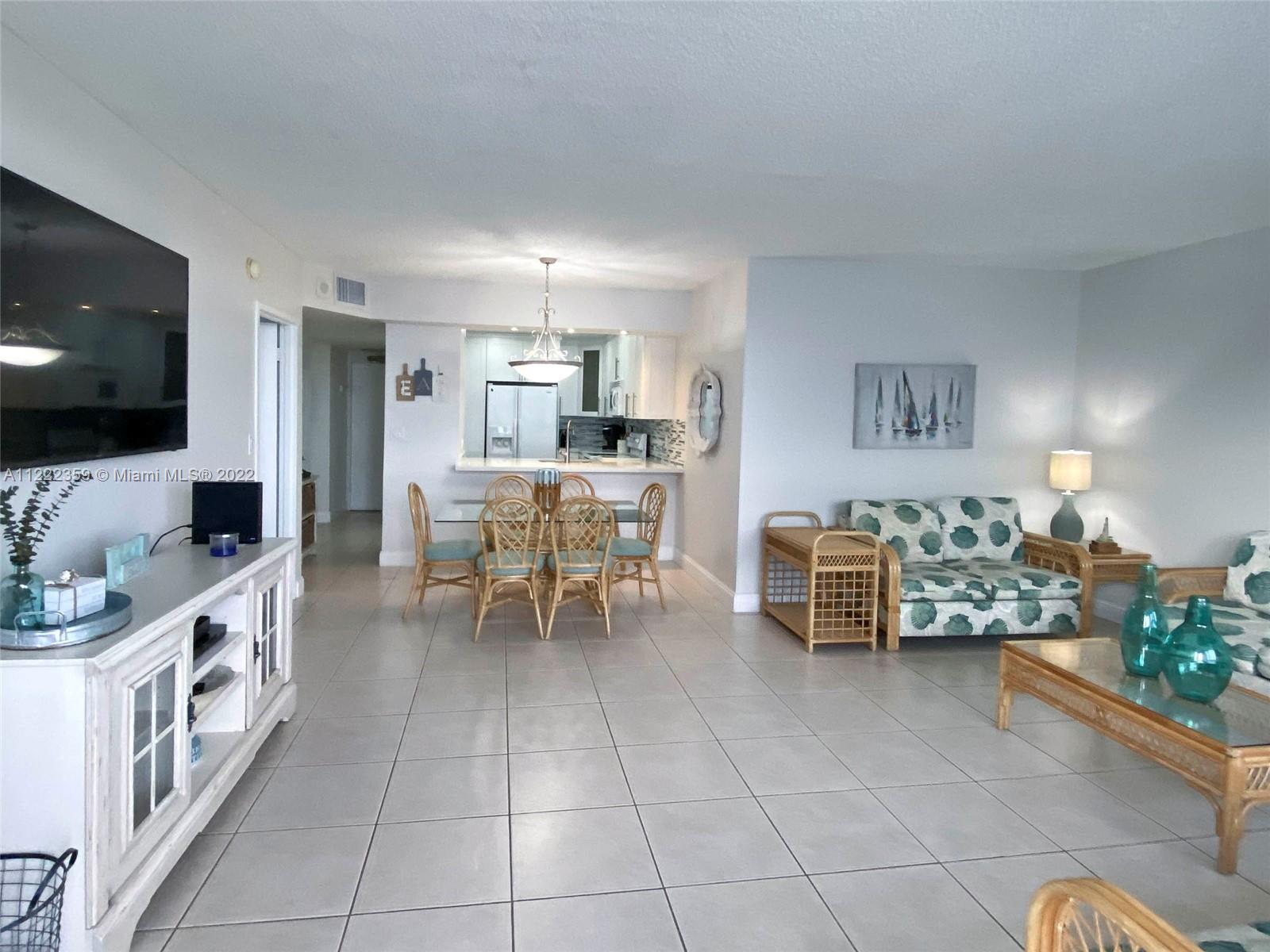 Photo of 3725 Ocean Dr #1125, Hollywood, Florida, 33019 - spacious living dining area