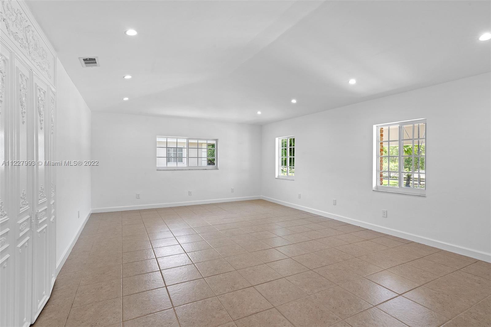 See details / 4624 sq. ft. $ 2022-07-25 0 Photo