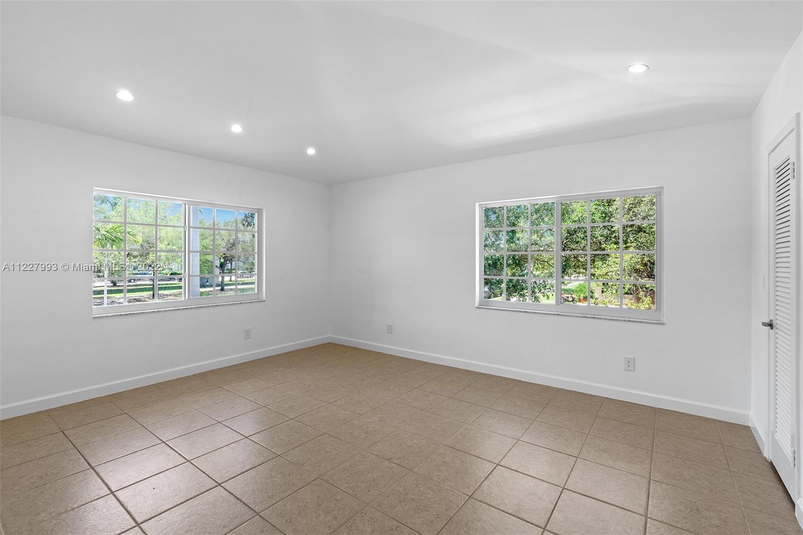 See details / 4624 sq. ft. $ 2022-07-25 0 Photo