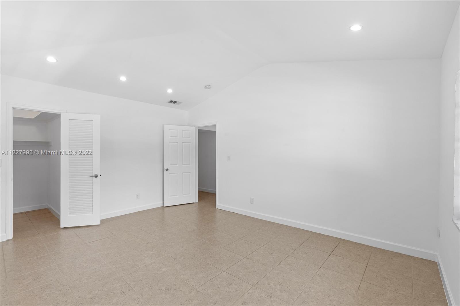 See details / 4624 sq. ft. $ 2022-07-25 0 Photo