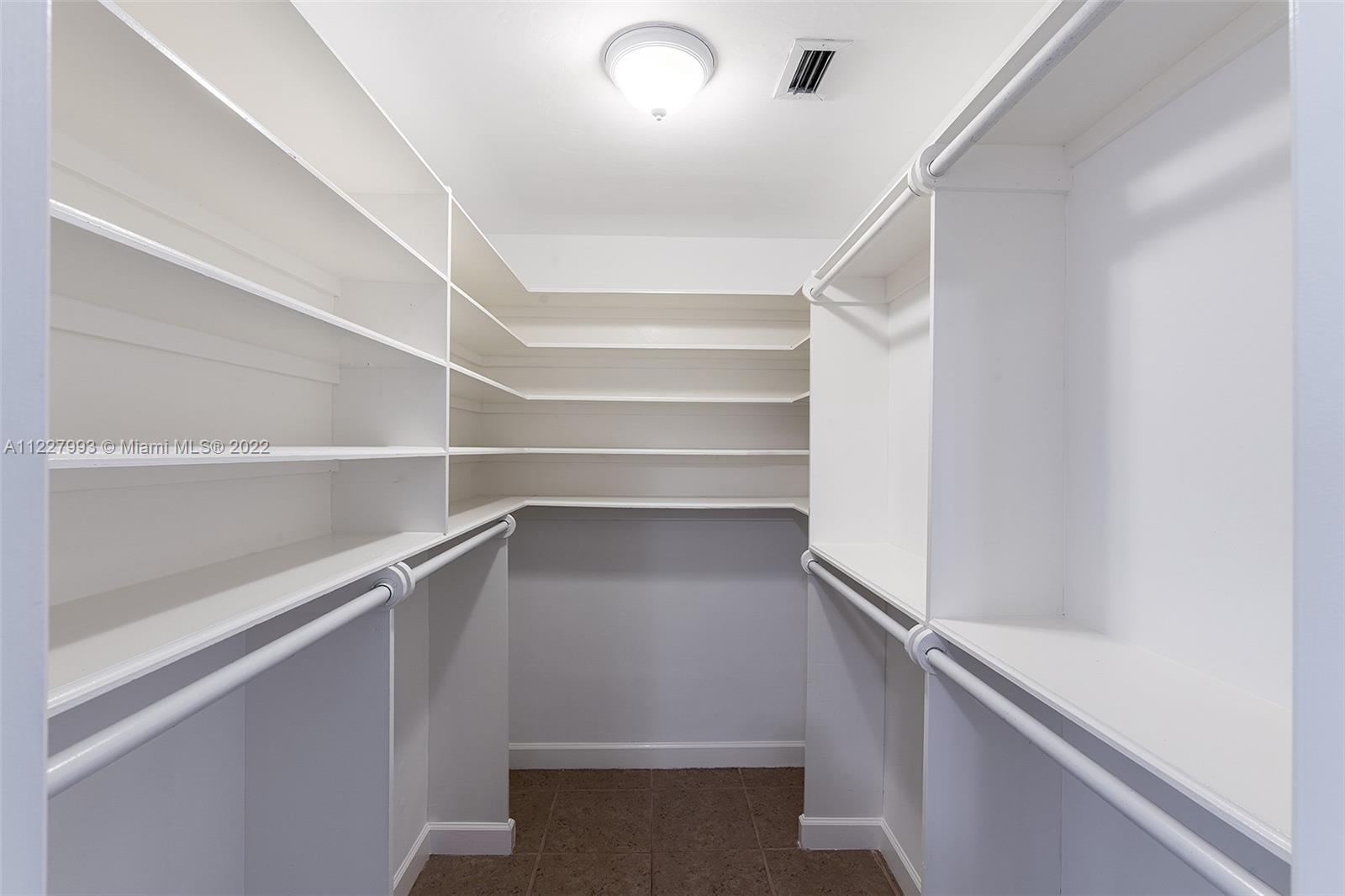 See details / 4624 sq. ft. $ 2022-07-25 0 Photo