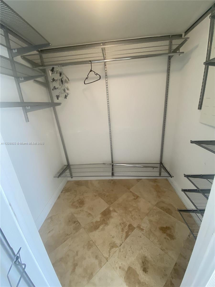Ver detalles 708 3 / 3 1571 sq. ft. $ 2022-10-13 0 foto