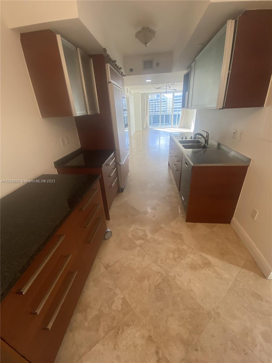 Ver detalles 708 3 / 3 1571 sq. ft. $ 2022-10-13 0 foto