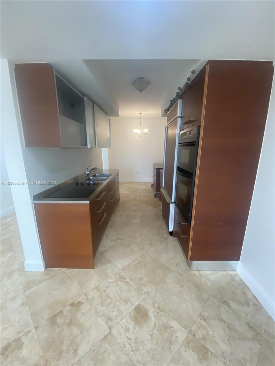 Ver detalles 708 3 / 3 1571 sq. ft. $ 2022-10-13 0 foto