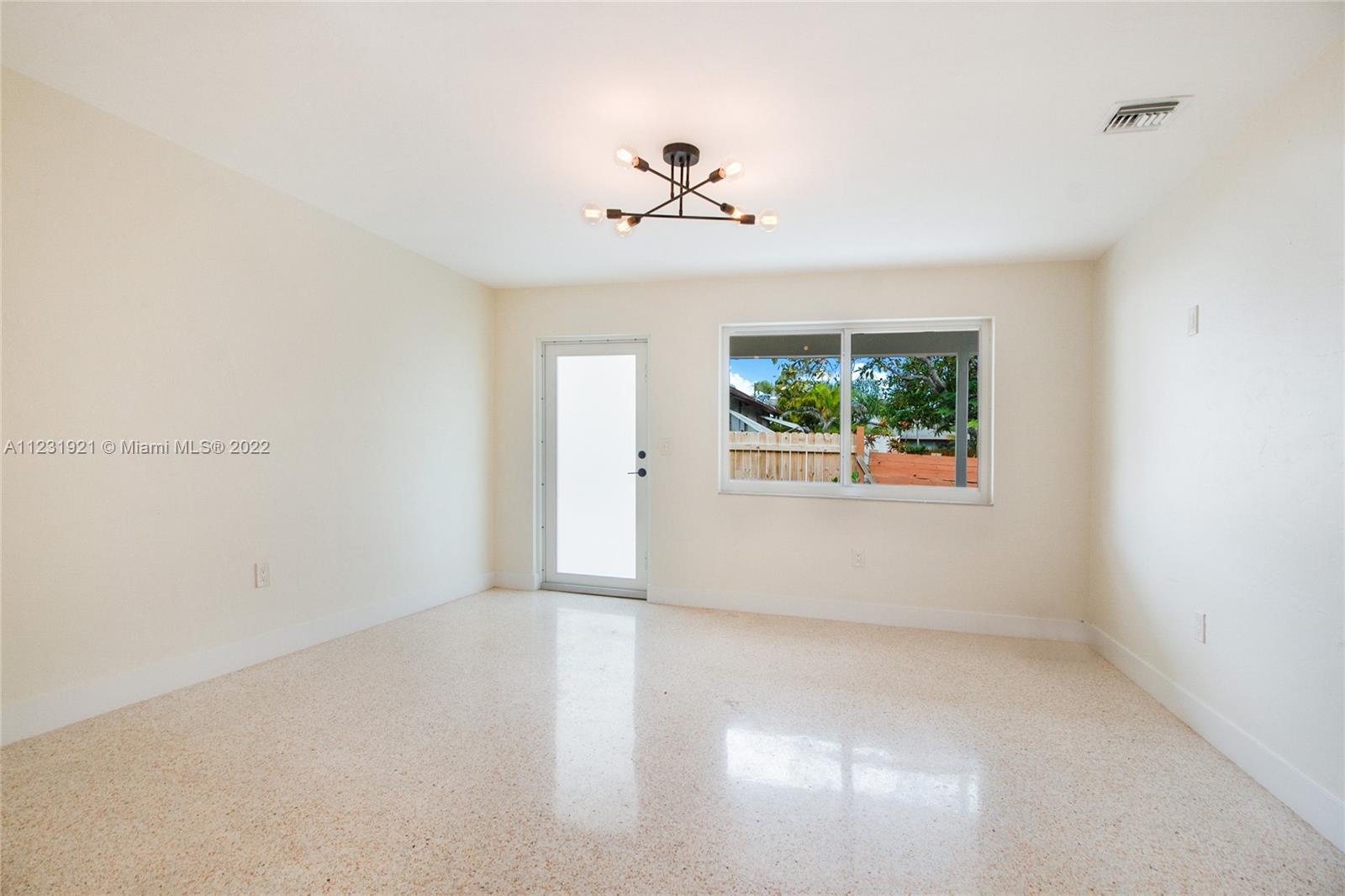 See details / 1560 sq. ft. $ 2022-08-05 0 Photo