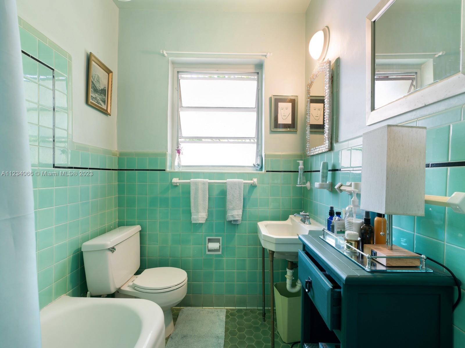 See details / 3586 sq. ft. $ 2022-09-14 0 Photo