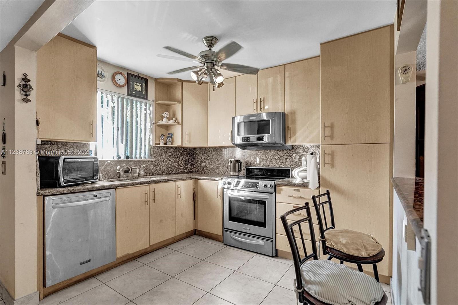 Ver detalles 2701 3 / 3 1700 sq. ft. $ 2022-11-11 0 foto