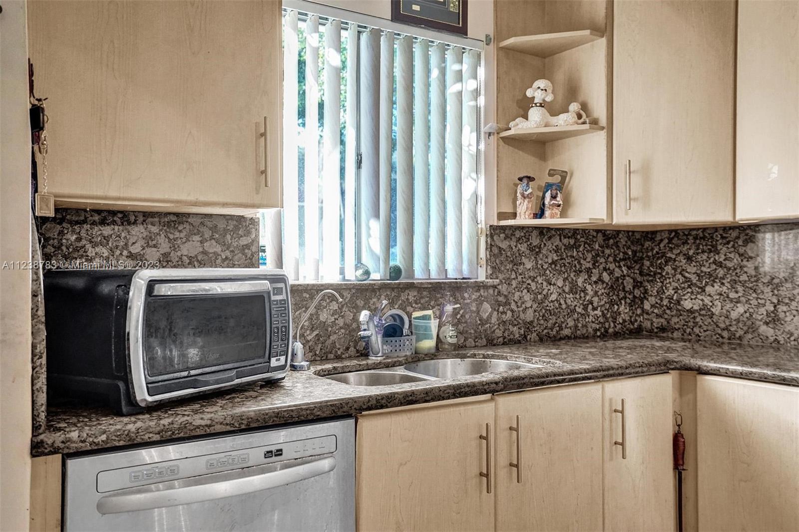 Ver detalles 2701 3 / 3 1700 sq. ft. $ 2022-11-11 0 foto