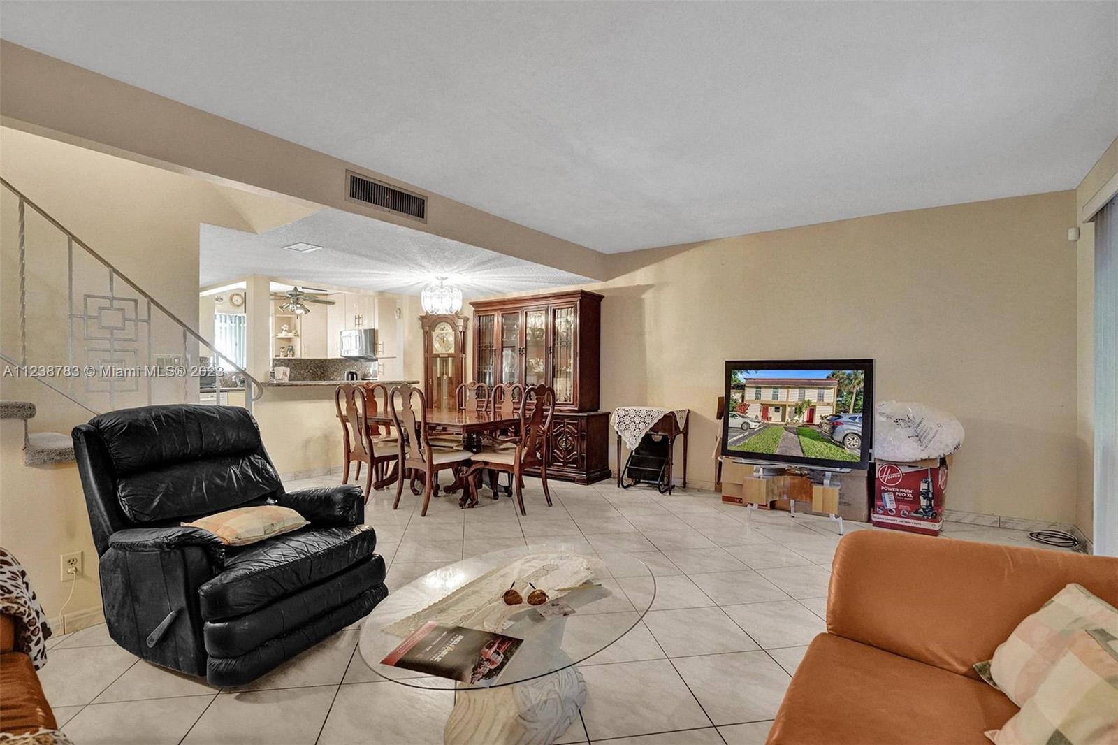 Ver detalles 2701 3 / 3 1700 sq. ft. $ 2022-11-11 0 foto
