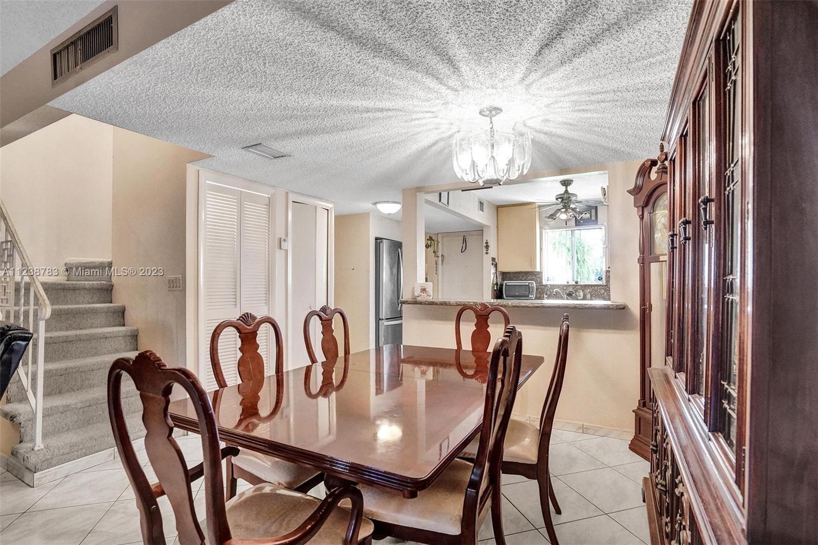 Ver detalles 2701 3 / 3 1700 sq. ft. $ 2022-11-11 0 foto