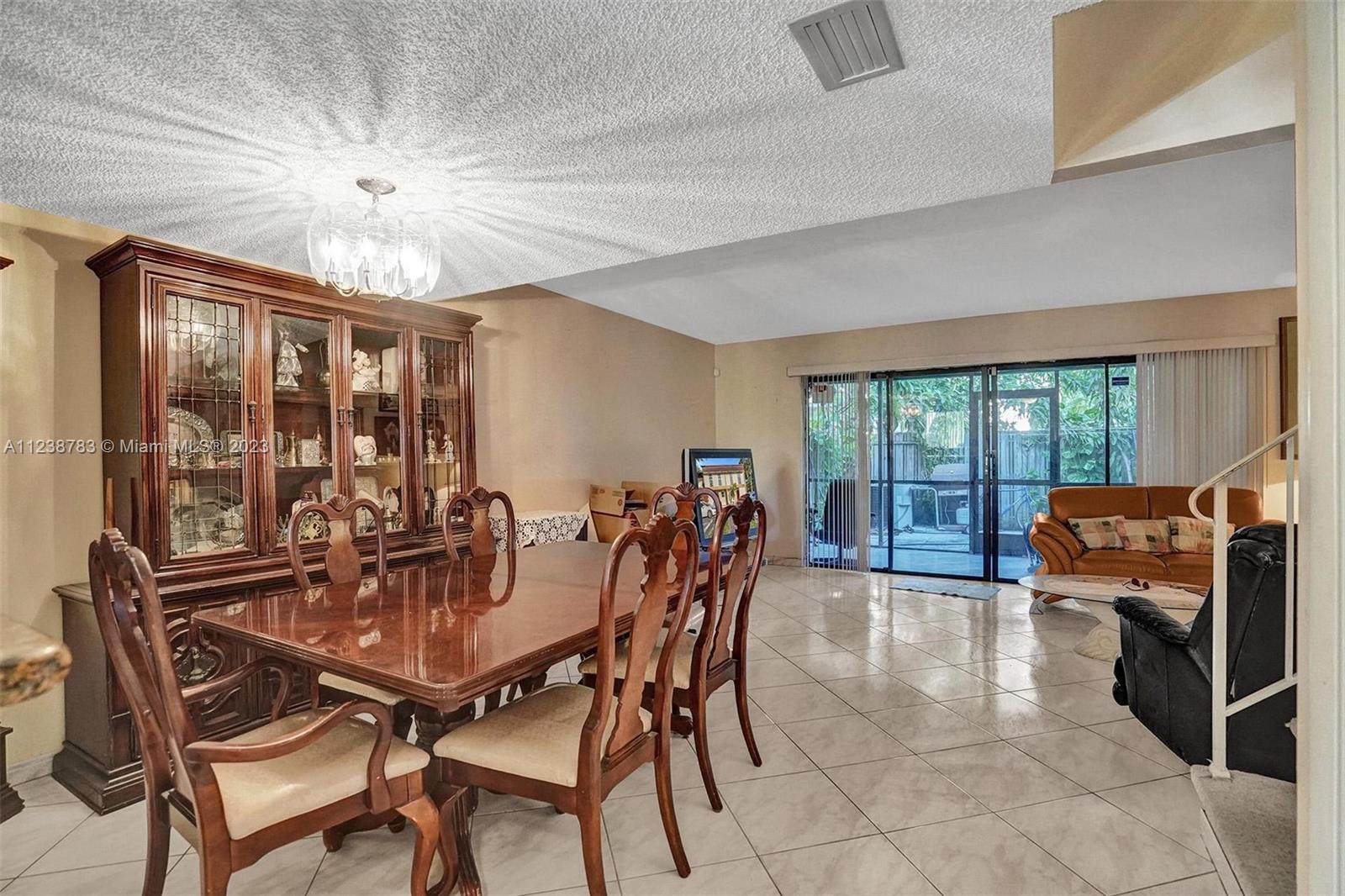 Ver detalles 2701 3 / 3 1700 sq. ft. $ 2022-11-11 0 foto
