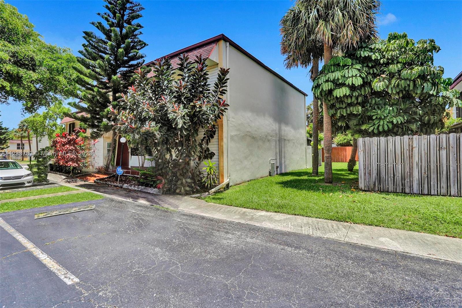 Ver detalles 2701 3 / 3 1700 sq. ft. $ 2022-11-11 0 foto