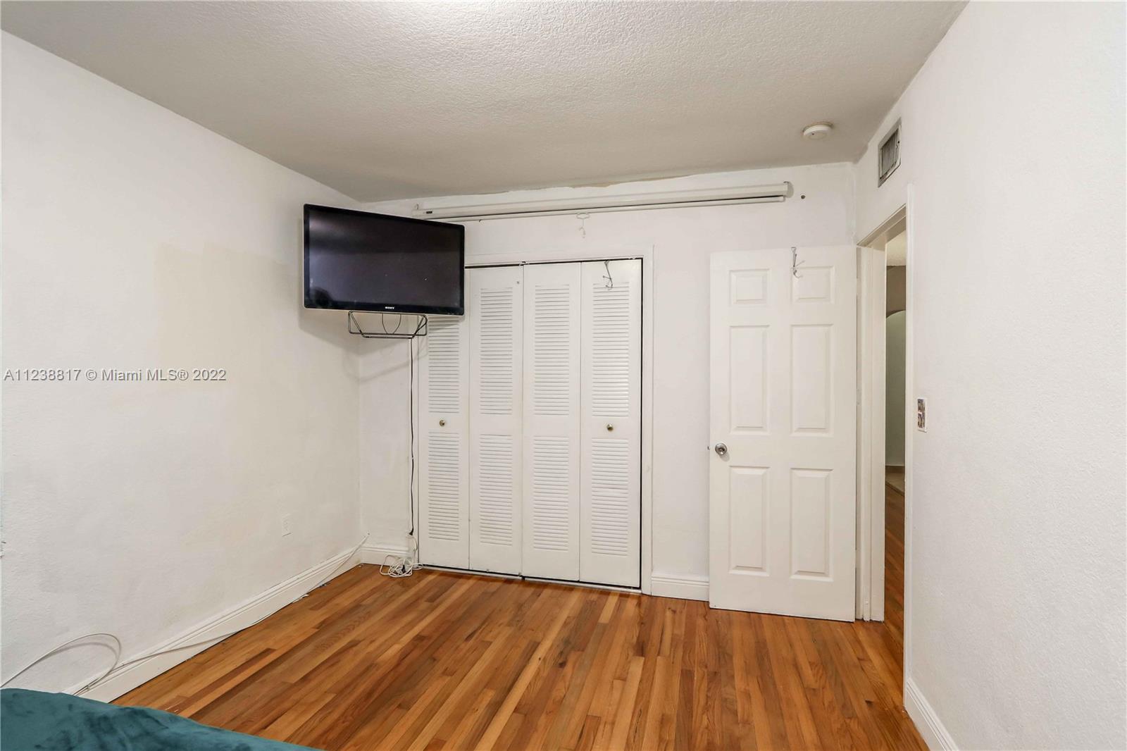 See details / 2012 sq. ft. $ 2022-09-07 0 Photo