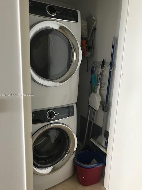 Ver detalles 4103 3 / 3 1733 sq. ft. $ 2022-09-12 0 foto