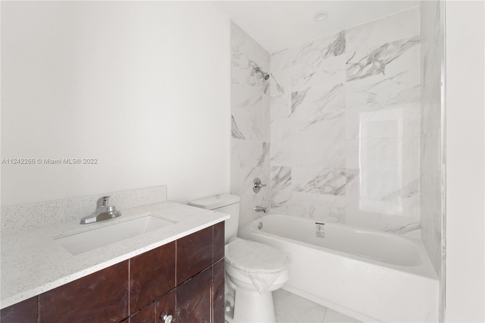 See details / 2300 sq. ft. $ 2022-10-17 0 Photo
