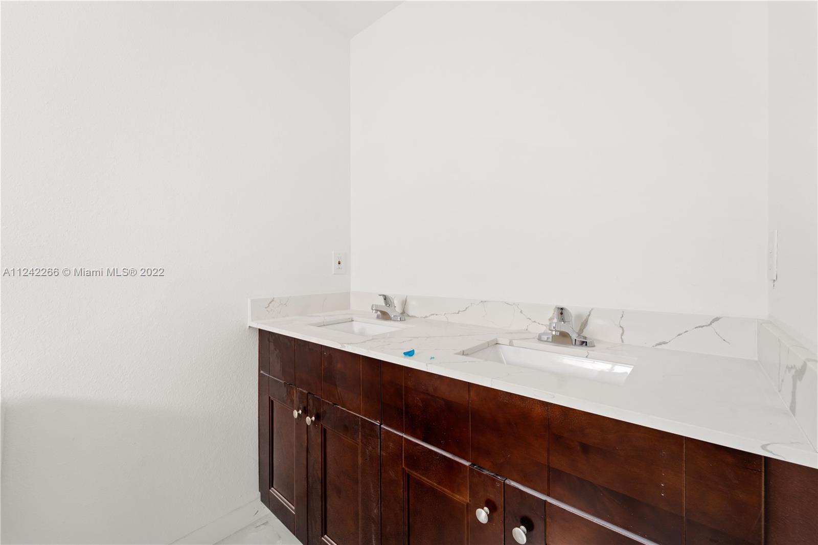 See details / 2300 sq. ft. $ 2022-10-17 0 Photo