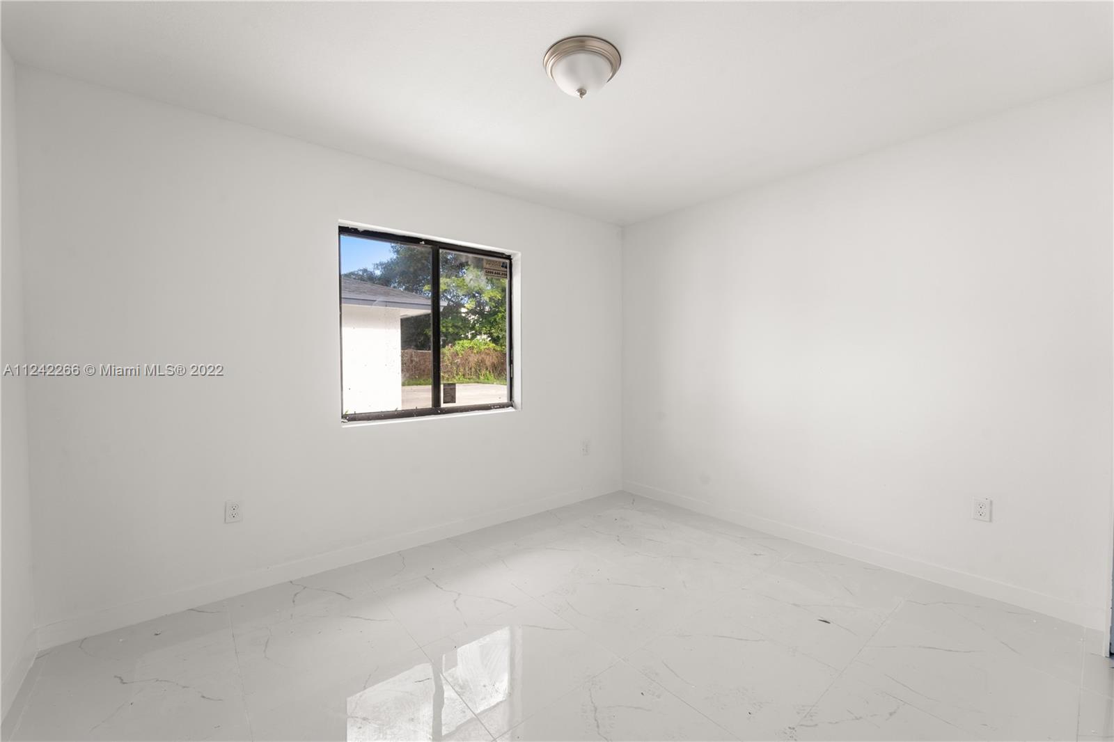 See details / 2300 sq. ft. $ 2022-10-17 0 Photo