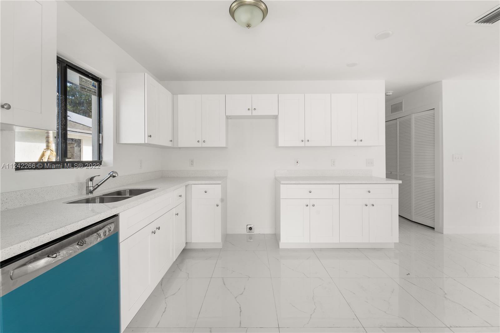 See details / 2300 sq. ft. $ 2022-10-17 0 Photo