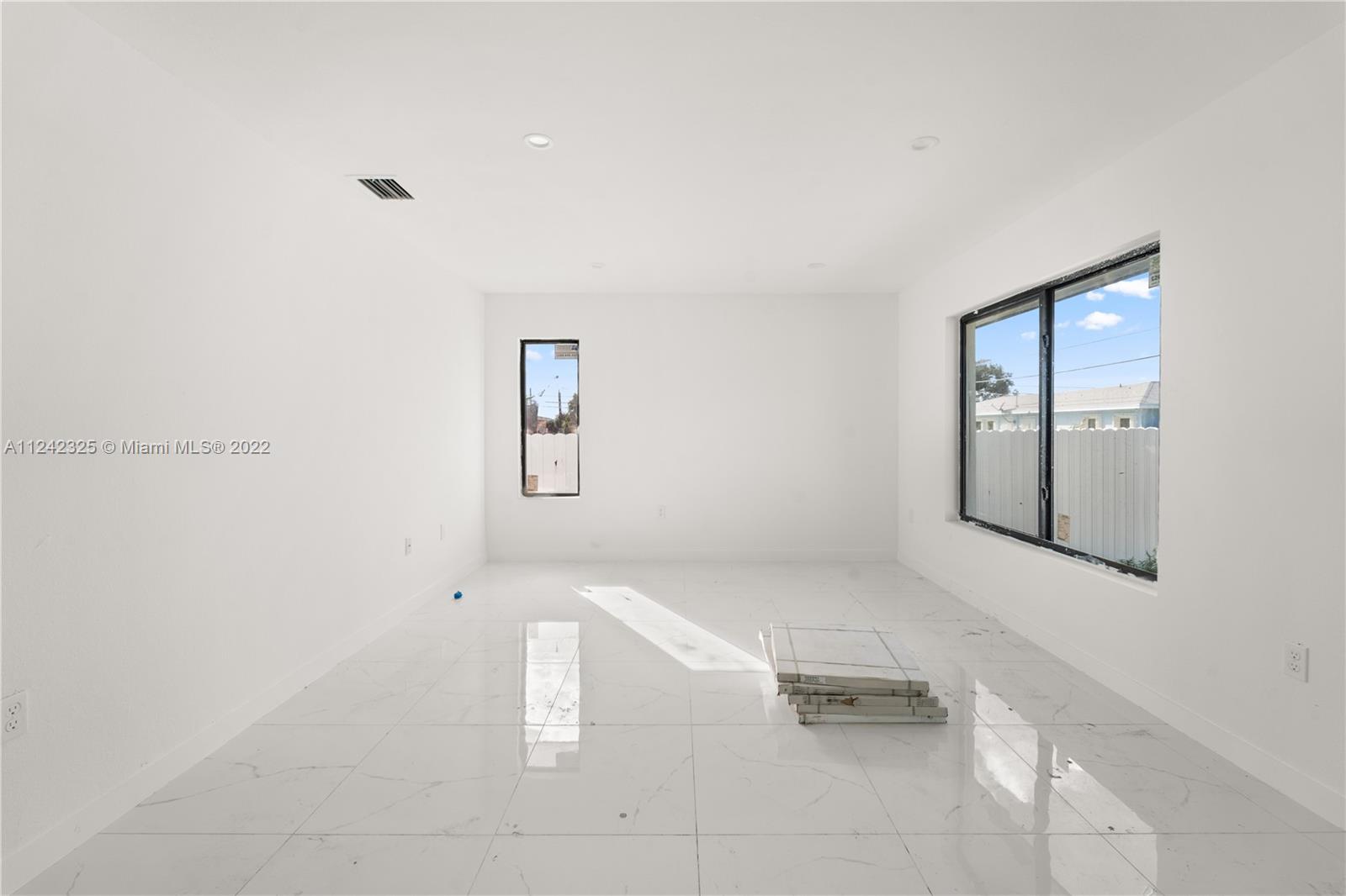 See details / 2300 sq. ft. $ 2022-10-17 0 Photo