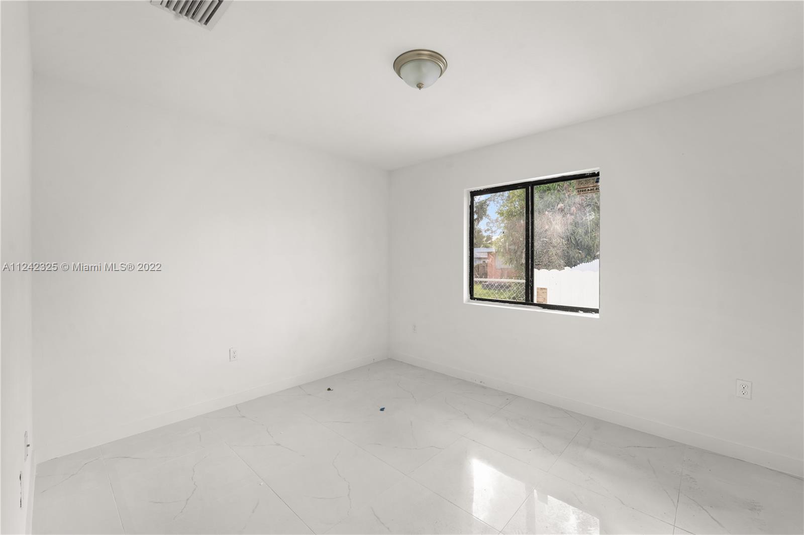 See details / 2300 sq. ft. $ 2022-10-17 0 Photo