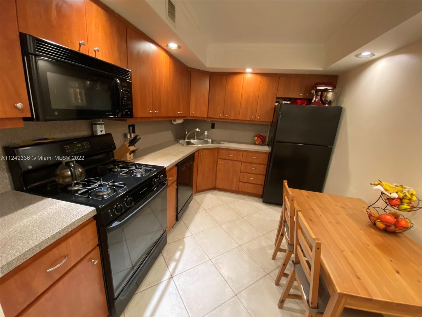 Photo of 2030 Ocean Dr #619, Hallandale Beach, Florida, 33009 - Kitchen with gas stove