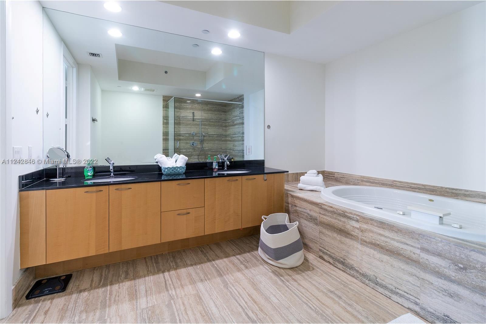 See details 2103 3 / 3 1935 sq. ft. $ 2022-08-17 0 Photo