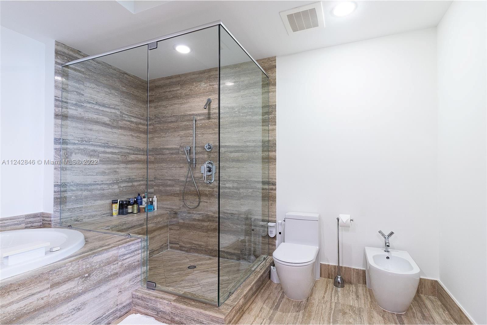 See details 2103 3 / 3 1935 sq. ft. $ 2022-08-17 0 Photo