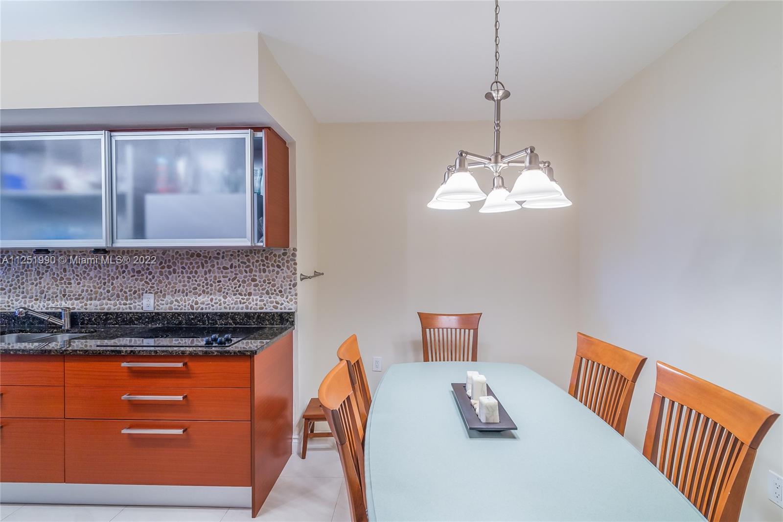 Ver detalles 3503 3 / 3 1841 sq. ft. $ 2022-08-04 0 foto