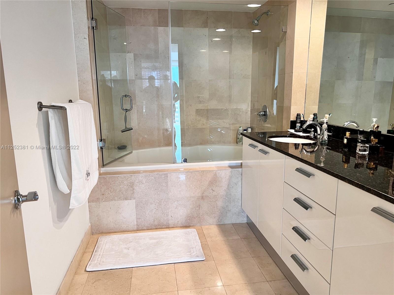 Ver detalles 1807 3 / 3 1571 sq. ft. $ 2022-08-31 0 foto