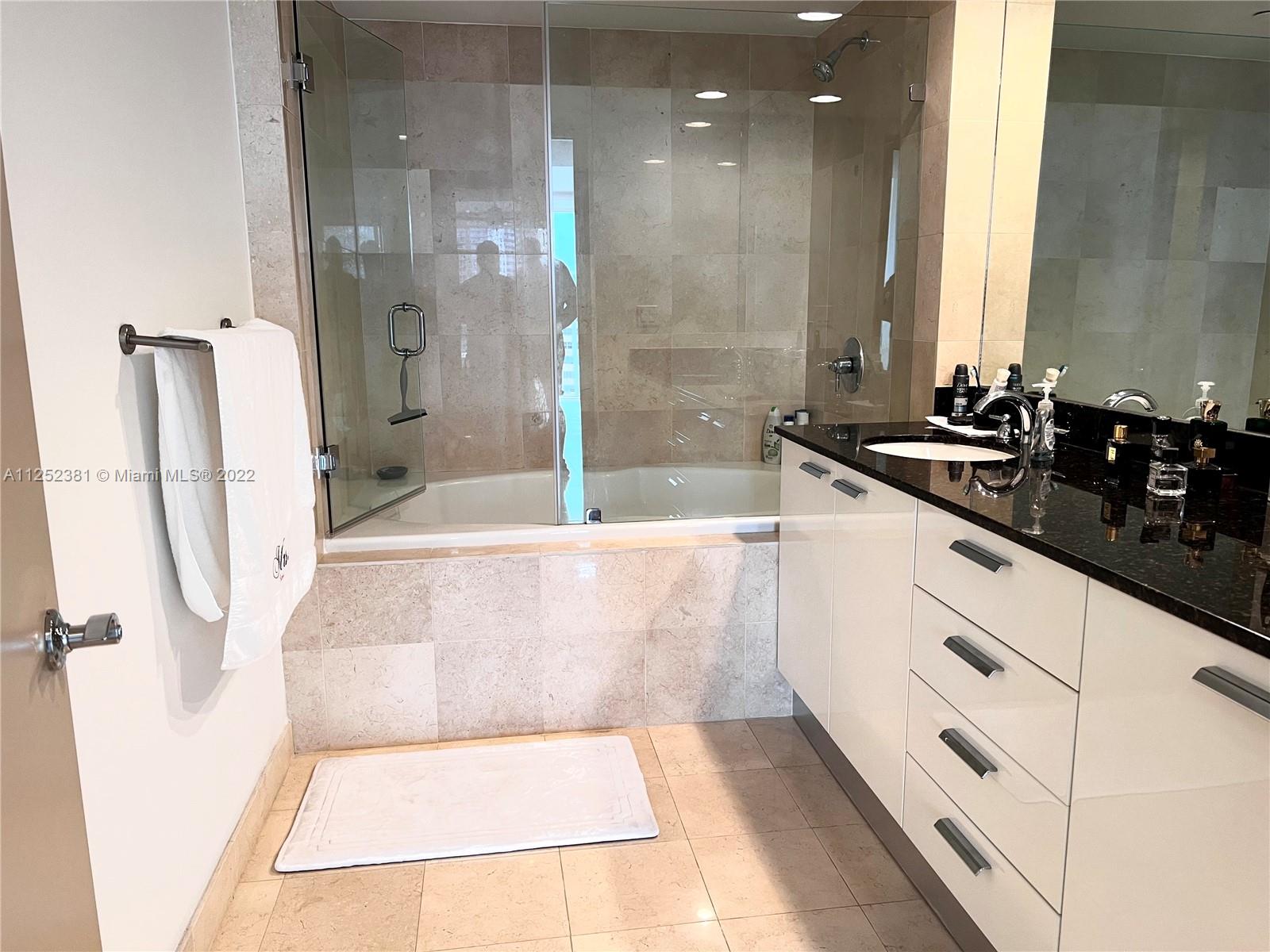 Ver detalles 1807 3 / 3 1571 sq. ft. $ 2022-08-31 0 foto