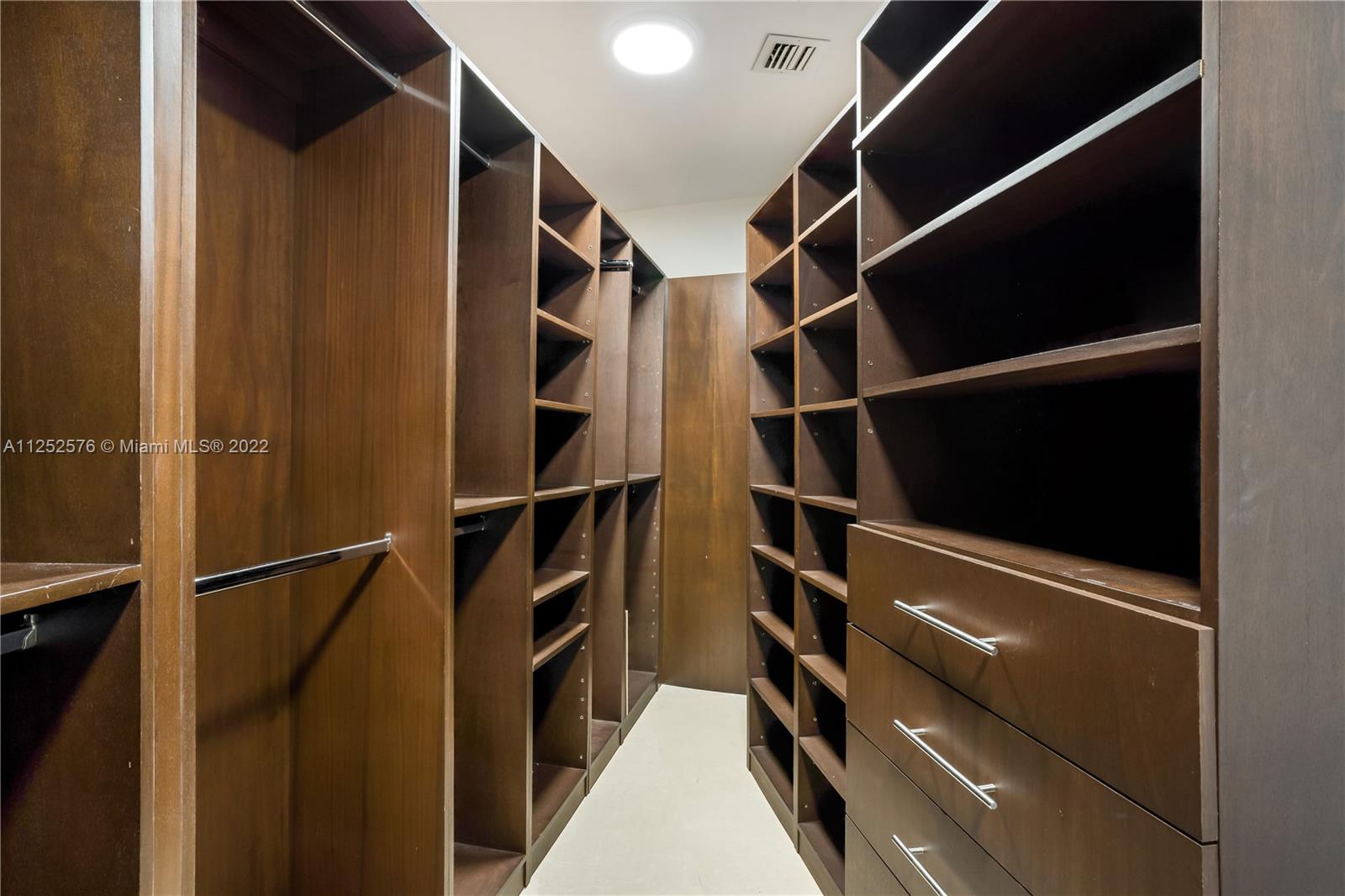 See details 404 3 / 4 2354 sq. ft. $ 2022-08-05 0 Photo