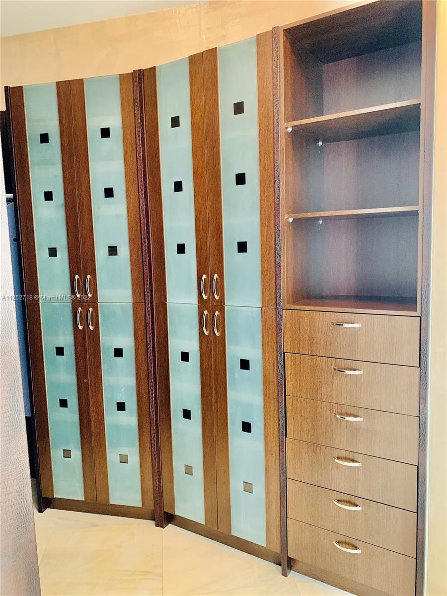 Ver detalles 3806 3 / 4 2558 sq. ft. $ 2022-08-06 0 foto