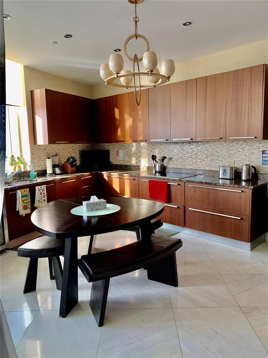 Ver detalles 3806 3 / 4 2558 sq. ft. $ 2022-08-06 0 foto