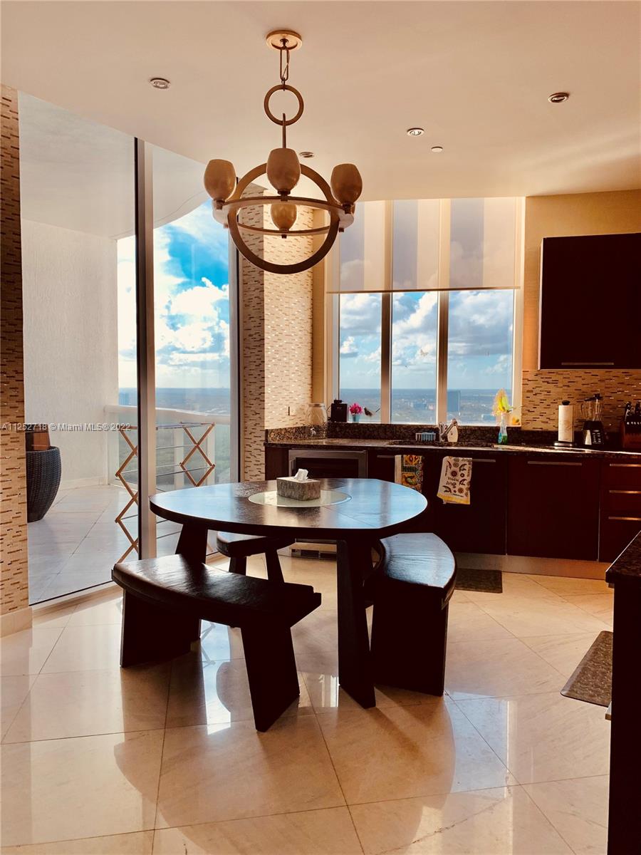 Ver detalles 3806 3 / 4 2558 sq. ft. $ 2022-08-06 0 foto