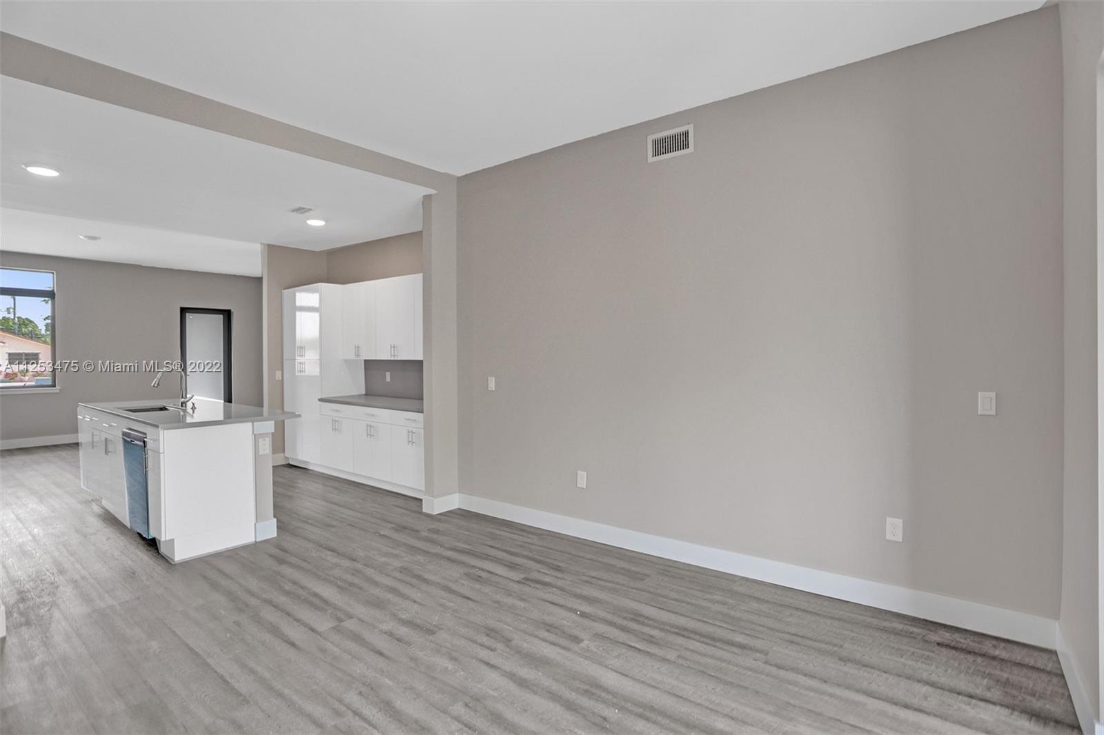 See details / 2920 sq. ft. $ 2022-10-21 0 Photo