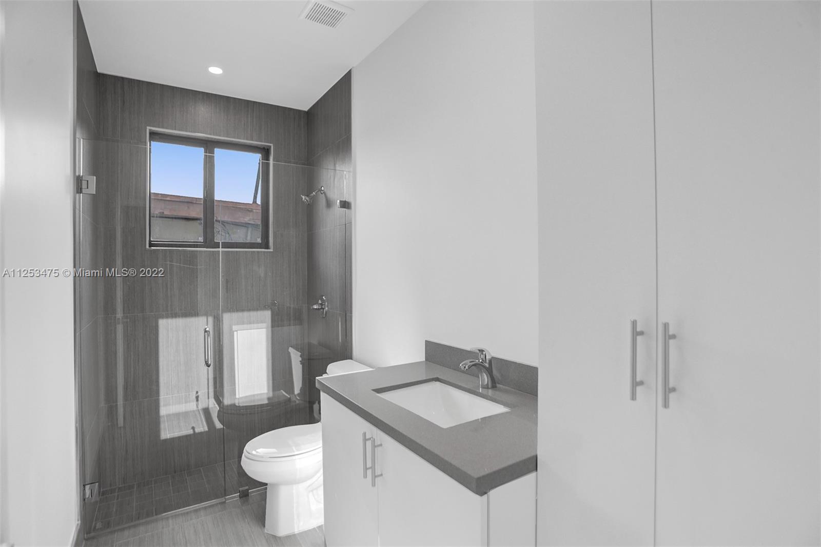 See details / 2920 sq. ft. $ 2022-10-21 0 Photo